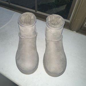 UGG women classic mini boot in color goat size 5